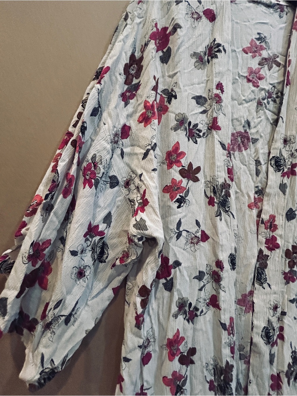 easel White Rayon Floral Duster with Red and Pink Flowers - Picture 3 of 12